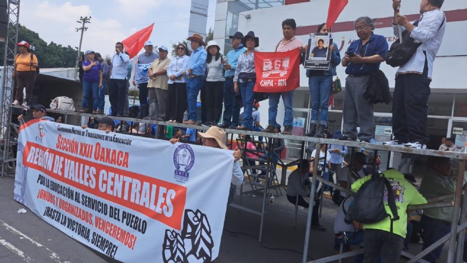 Los integrantes de la CNTE se quedan de plantón en el Palacio Legislativo de San Lázaro.