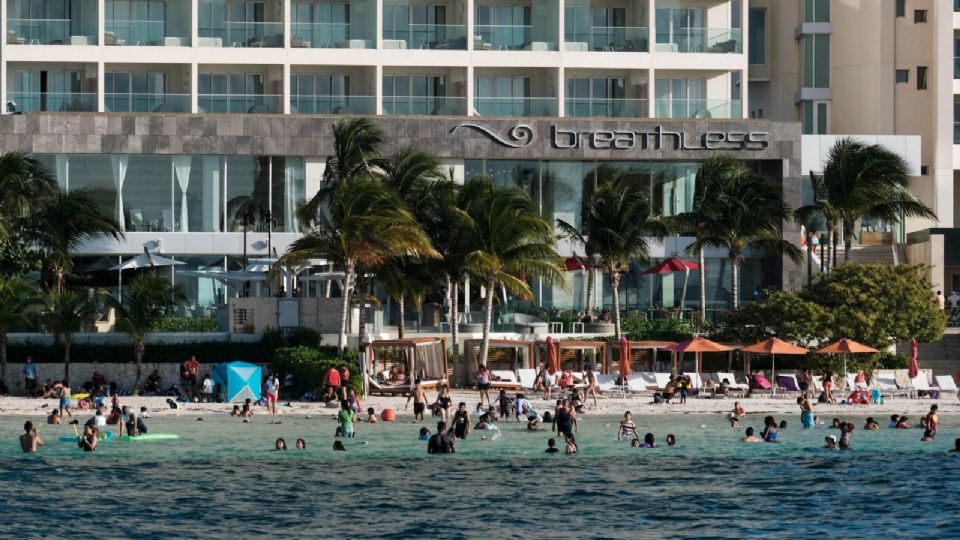 Turistas disfrutan de los últimos días de las vacaciones de verano en Cancún, Quintana Roo.