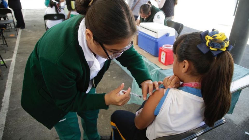 Enfermera aplica dosis de vacuna contra VPH a una menor,