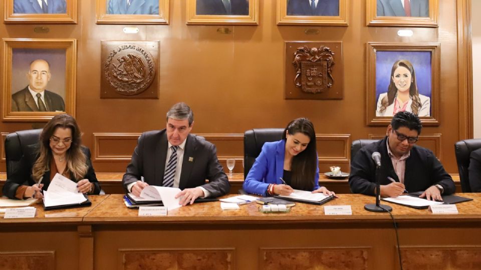 

La gobernadora de Aguascalientes, Tere Jiménez, y el secretario ejecutivo del Consejo Nacional de Evaluación de la Política de Desarrollo Social (Coneval), José Nabor Cruz Marcelo, firmaron un convenio de colaboración.