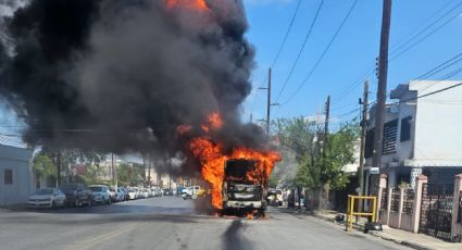 Se incendia camión de la ruta Canteras en Monterrey; viajaban ocho personas