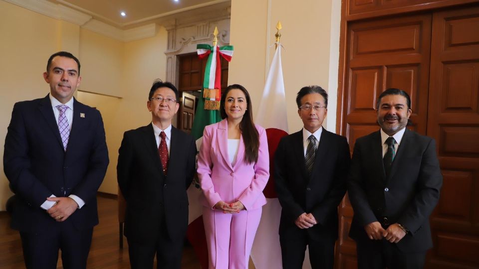 La gobernadora de Aguascalientes, Tere Jiménez, acompañada de directivos de Judd Wire.