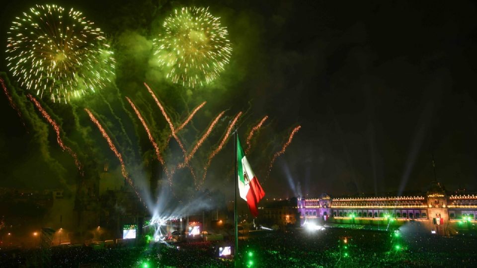 Fuegos pirotécnicos en la plancha del zócalo capitalino con motivo de la conmemoración del 213 aniversario de la Independencia de México.