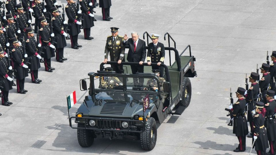 Andrés Manuel López Obrador, presidente de México; Luis Cresencio Sandoval, secretario de la Defensa Nacional y Rafael Ojeda Durán, secretario de Marina, durante el desfile cívico militar 2023.