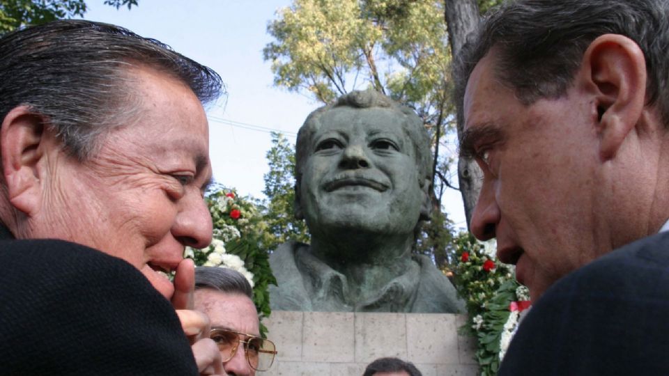 Tulio Hernández, ex gobernado de Tlaxcala y Fernando Aronda, durante la guardia realizada en el busto de Luis Donaldo Colosio en 2004.