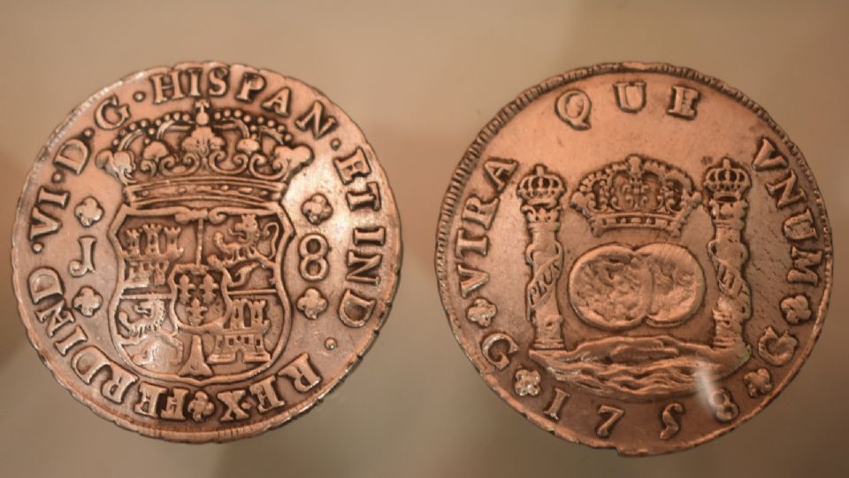 Uno de los diseños más celebres fue la llamada moneda de “Mundo y Mares”.