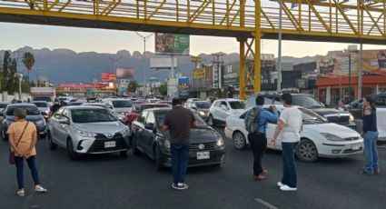 Vecinos bloquean avenida Gonzalitos por falta de agua en Monterrey