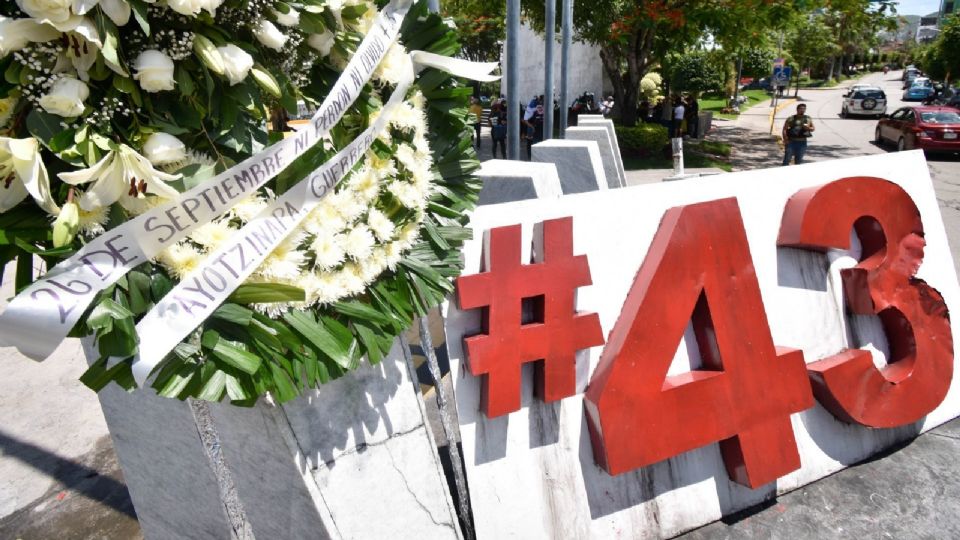 Estudiantes de la Escuela Normal Rural Raúl Isidro Burgos y colectivos de personas desaparecidas conmemoraron un mes mas de la desaparición de los 43.