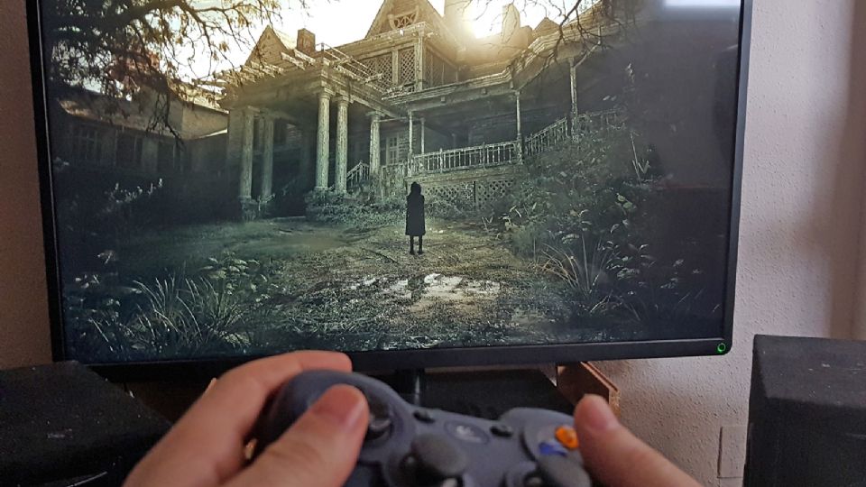 Imagen de un jugador en plena partida del vídeo juego Resident Evil. Foto: Nora Cifuentes

