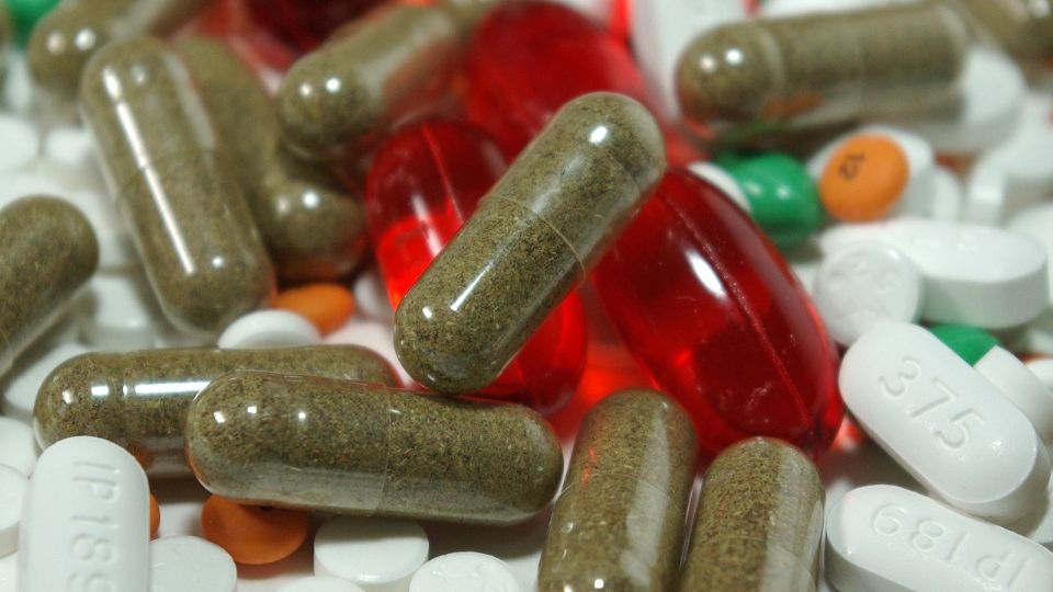 Cofepris transforma la política regulatoria: agilidad en registro de medicamentos genéricos y biosimilares.