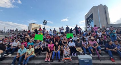 Protestan por falta de agua en la Explanada de los Héroes en Monterrey