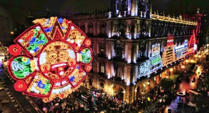 Encienden alumbrado decorativo en el Zócalo con motivo de las fiestas patrias