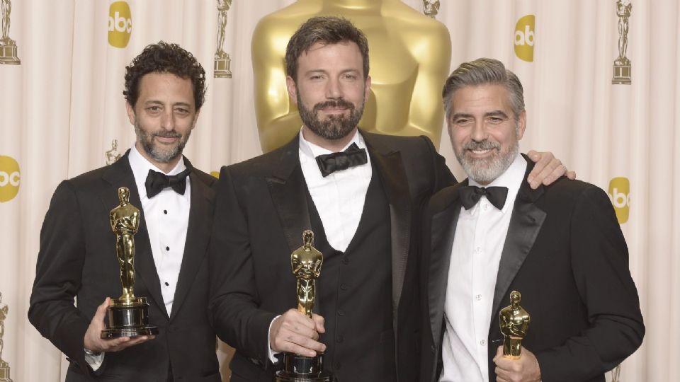 De izda a dcha, el productor estadounidense Grant Heslov, el director Ben Affleck y el productor George Clooney sostienen su Oscar conseguido a la mejor película 'Argo', en 2013.