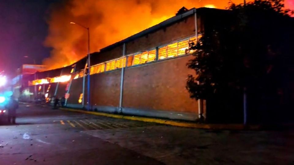 Investiga FGJCDMX incendio en bodega del IMSS.