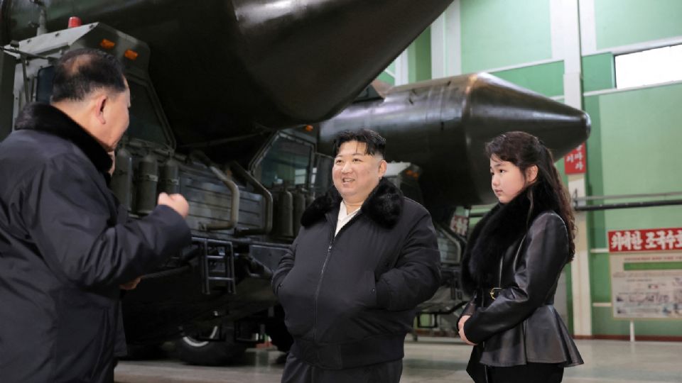 El líder norcoreano Kim Jong Un, acompañado de su hija Kim Ju Ae, visita una planta de producción de vehículos militares.