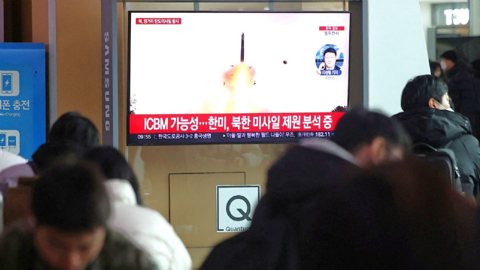 Foto de Archivo: Varias personas observan la noticia sobre el lanzamiento de un misil balístico de largo alcance por parte de Corea del Norte en un televisor en una estación de tren en Seúl, Corea del Sur. 18 de diciembre de 2023.