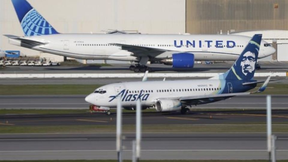 Avión de Alaska Airlines sufrió un desprendimiento de parte del fuselaje en pleno vuelo.