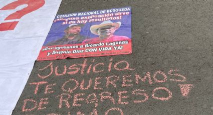 Realizan velada afuera de Palacio Nacional por desaparición de Ricardo Lagunes y Antonio Díaz
