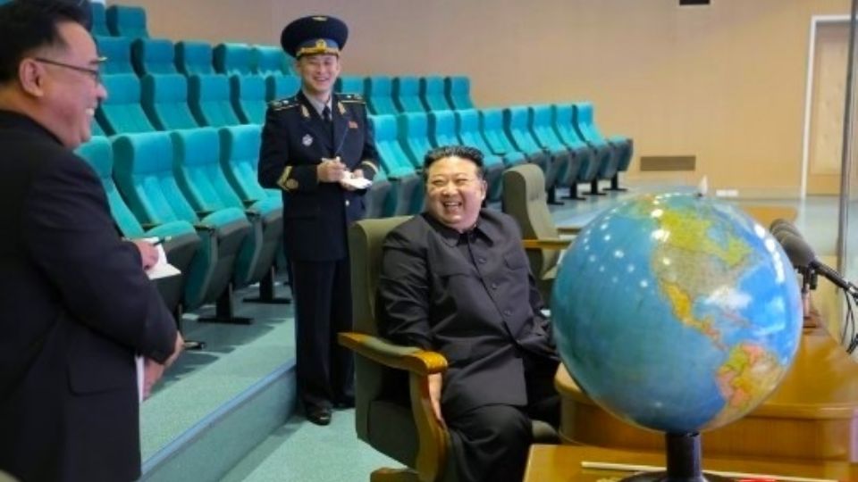 El líder norcoreano, Kim Jong-un estudia las primeras imágenes del nuevo satélite espía norcoreano en noviembre de 2023.