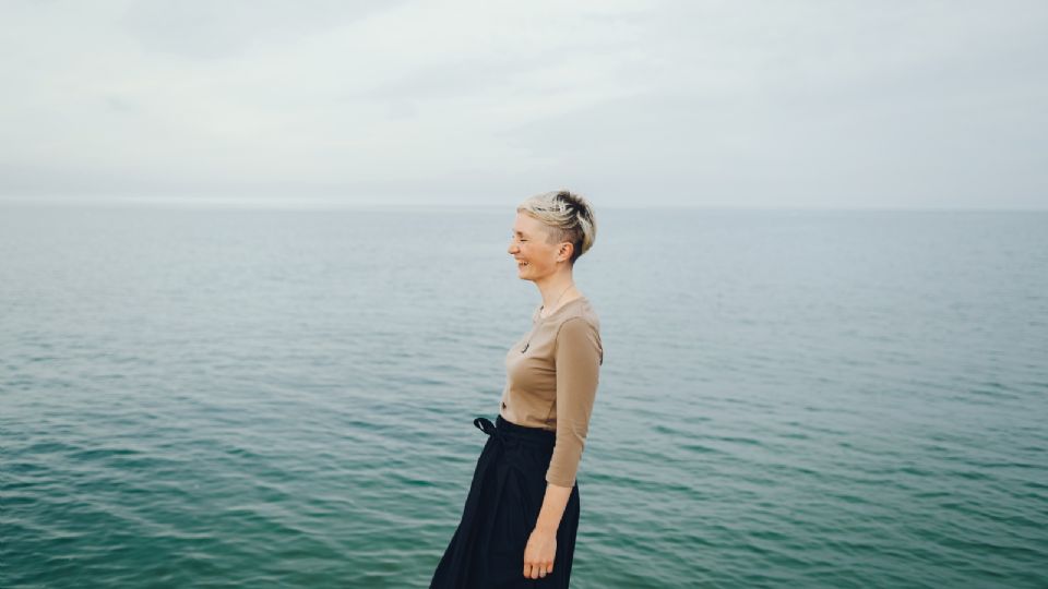Mujer cerca del océano / Ilustración