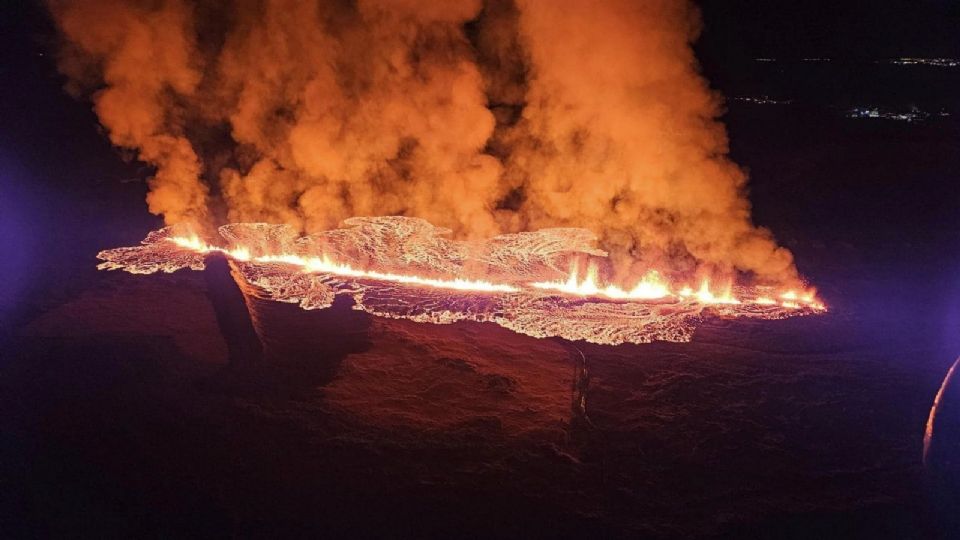 Foto distribuida por la Defensa Civil de Islandia de la erupción volcánica cerca de Grindavik, península de Reykjanes, vista desde un helicóptero de la Guardia Costera.