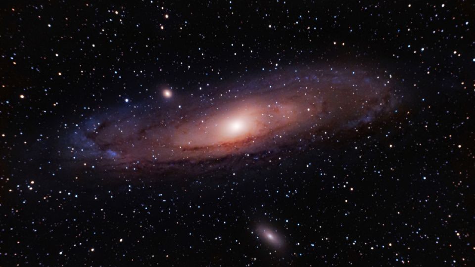 Imagen resultado de la integración de 50 fotografías para mostrar la galaxia espiral de Andrómeda o Messier 31 (M31), situada a 2,.5 millones de años luz en la constelación de Andrómeda