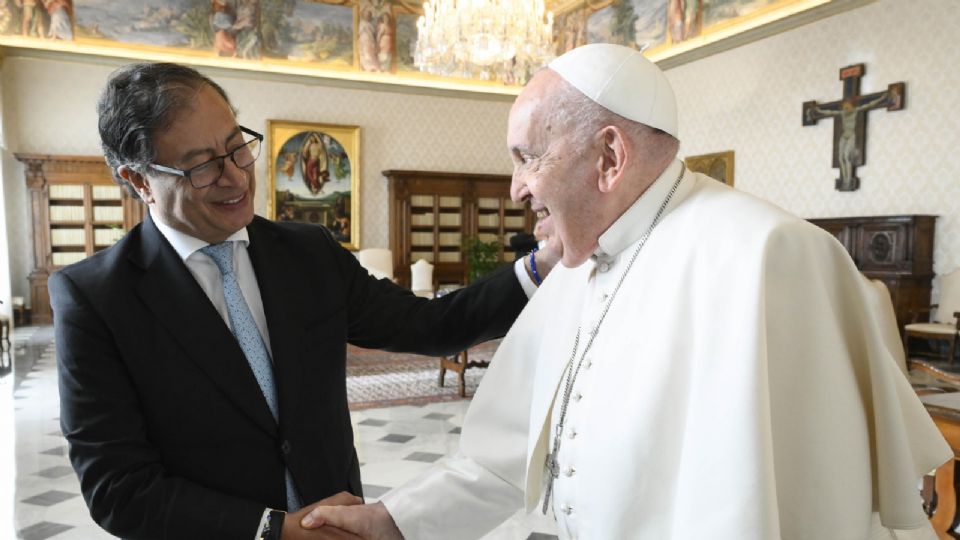 El papa Francisco estrecha la mano al presidente colombiano, Gustavo Petro.