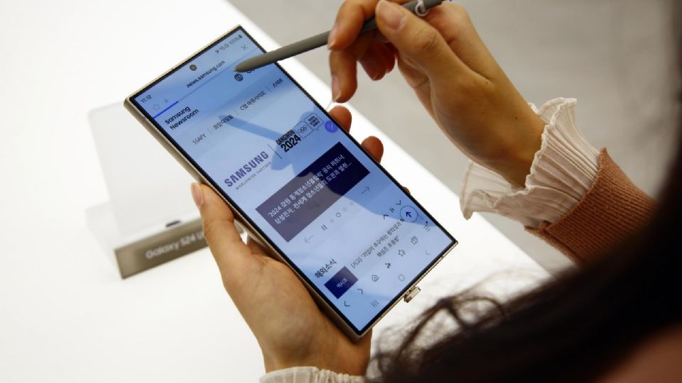 El celular es el más reciente de Samsung.