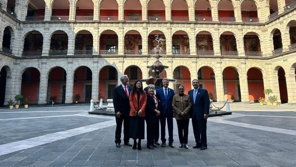 La canciller Alicia Bárcena con congresistas de EU en Palacio Nacional.