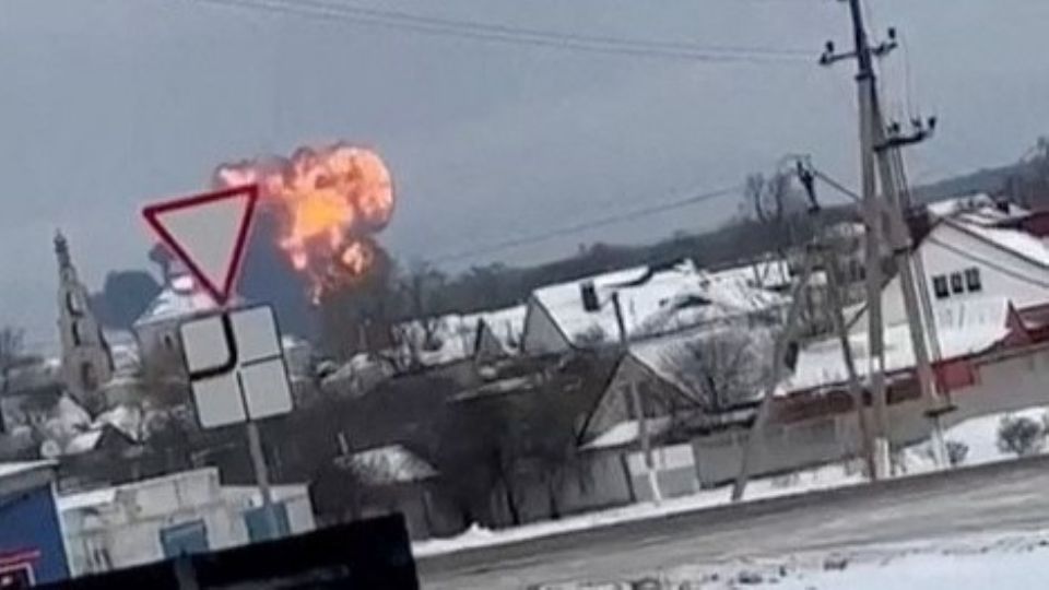 Un avión de transporte militar ruso se estrella cerca de Yablonovo, en la región rusa de Belgorod. 24 de enero de 2024, en esta captura de pantalla de un vídeo de redes sociales obtenido por Reuters