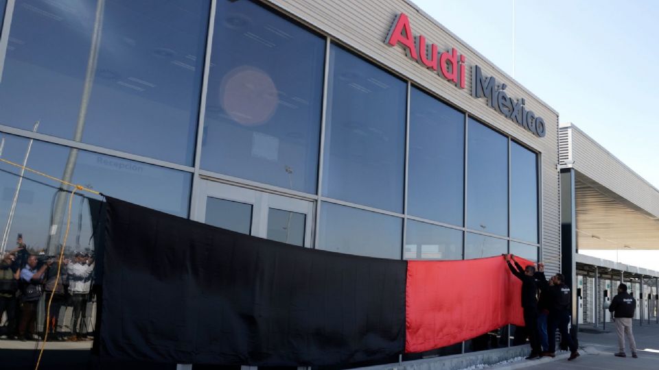 Trabajadores de la planta Audi de México, ubicada el municipio de San José Chiapa, estallaron en huelga al no llegar a un acuerdo de aumento salarial con los dueños.