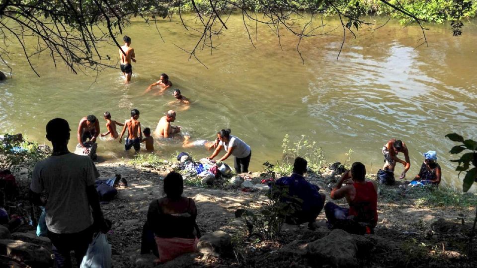 Integrantes de Caravana Migrante refrescándose en un río de Oaxaca.