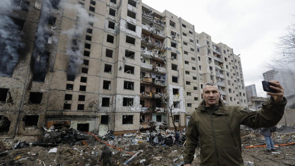El alcalde de Kiev, Vitali Klitschko, inspecciona el lugar de un edificio dañado tras un ataque con misiles, el pasado 2 de enero, en Kiev (Ucrania).