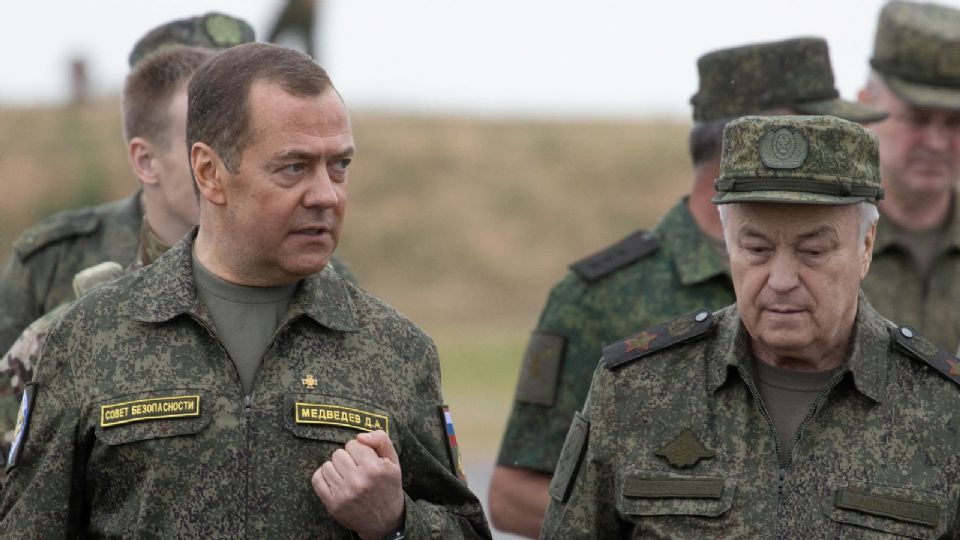 Archivo: El jefe adjunto del Consejo de Seguridad de Rusia, Dmitri Medvédev, acompañado por el viceministro de Defensa, Nikolái Pankov, visita el campo de entrenamiento militar de Prudboi, en la región de Volgogrado, Rusia. 1 de junio de 2023.
