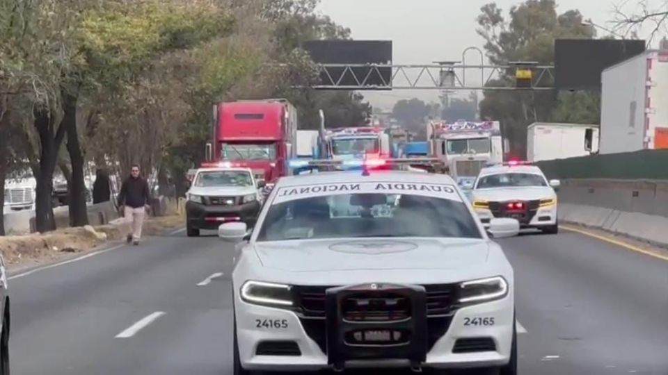 Transportistas avanzan por la Autopista México-Querétaro para dirigirse hacia la Segob.