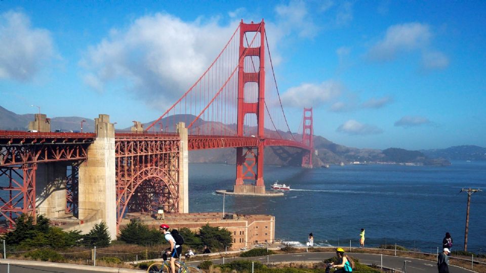 Ciclistas son vistos junto al puente Golden Gate en San Francisco, California.