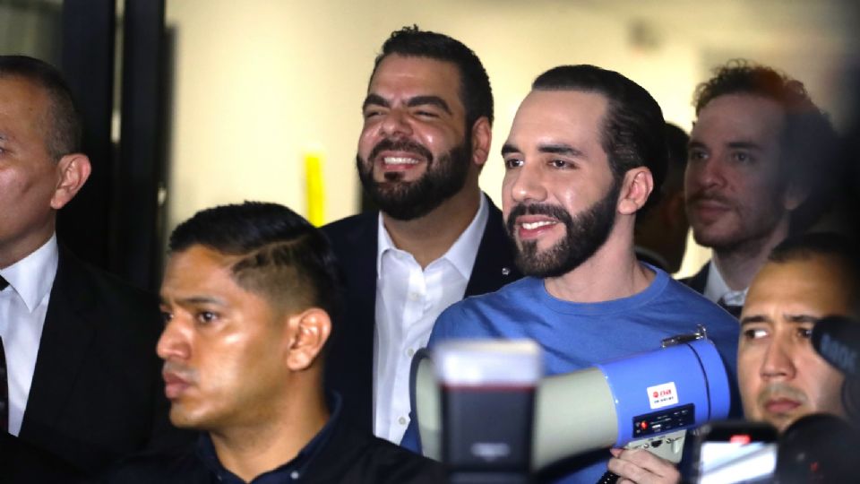 El presidente de El Salvador, Nayib Bukele, sale del Tribunal Supremo Electoral (TSE) tras inscribirse como candidato a la presidencia.