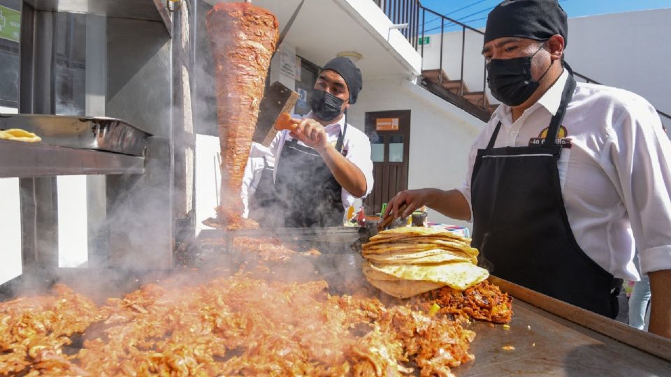 Este es el sueldo de los taqueros y preparadores de hot dogs en México