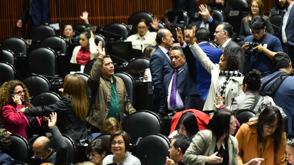 Rechaza mayoría de Morena y aliados peticiones de escuchar a inconformes y solicitar informe jurídico sobre suspensiones dictadas contra la reforma judicial.