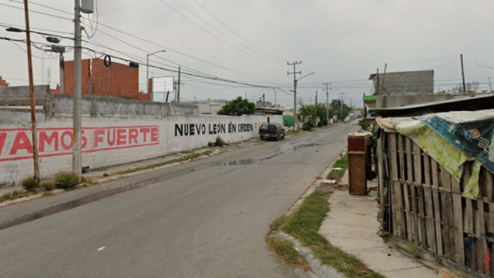 El vehículo fue abandonado sobre la calle Herreros en este sector ubicado en los límites de Monterrey y Escobedo.