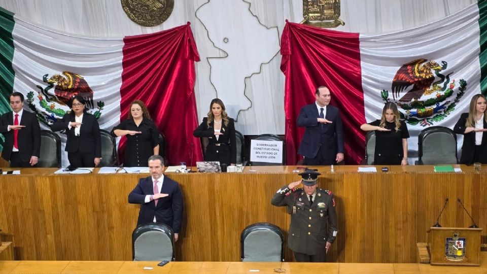 Javier Navarro, secretario general de Gobierno, acudió a entregar el informe por escrito.