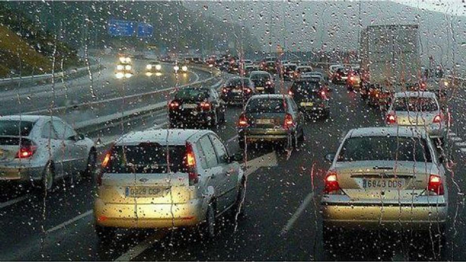 manejar en condiciones de lluvia requiere medidas especiales para evitar accidentes y garantizar la seguridad.