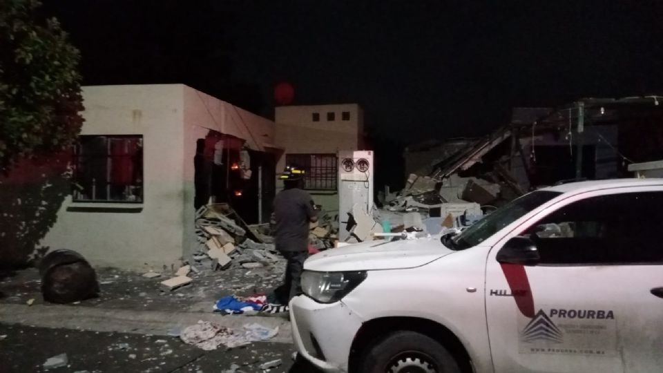 La casa donde se originó la explosión quedó colapsada y causó daños estructurales a las viviendas contiguas.