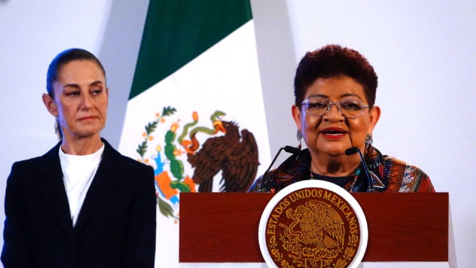 Claudia Sheinbaum, presienta de México, y Ernestina Godoy, Consejera Jurídica del Ejecutivo Federal, durante la conferencia Mañanera al Pueblo.