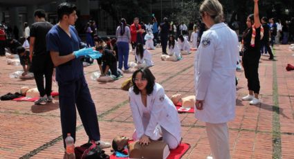 Estudiantes de la UNAM realizan compresiones torácicas en el marco del Día Mundial del Corazón