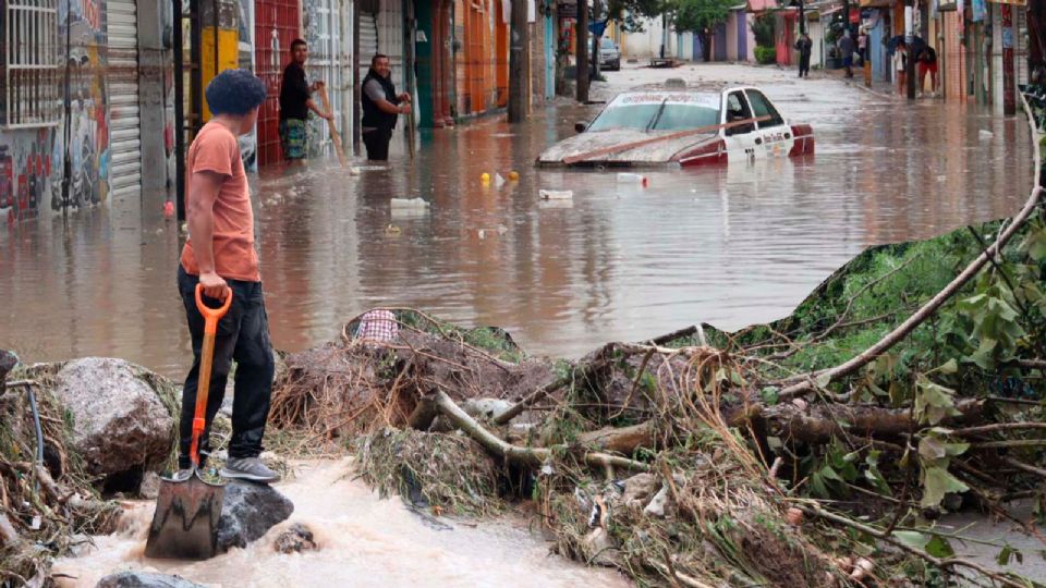 Acapulco sigue bajo el agua.