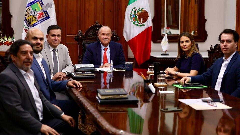 Javier Navarro Velasco, secretario de gobierno, y Lorena de la Garza, diputada presidenta del Congreso Local.