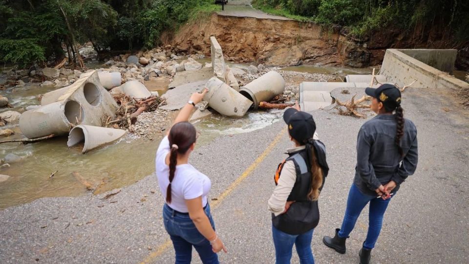 Evelyn Salgado recorre la Costa Grande para revisar la entrega de ayuda humanitaria por el huracán ‘John’.