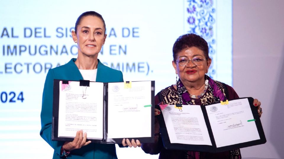 Sheinbaum Pardo y Ernestina Godoy Ramos con la firma de documentos que Godoy llevará a la cámara de Senadores.