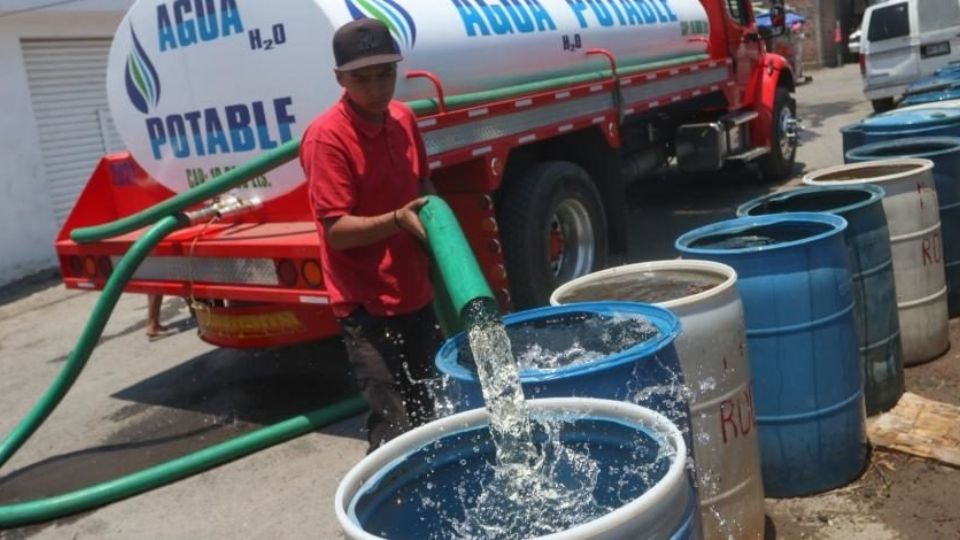 Durante su toma de protesta en el Teatro Metropólitan, Clara Brugada destacó la importancia de garantizar el acceso al agua para todas las colonias que sufren desabasto.